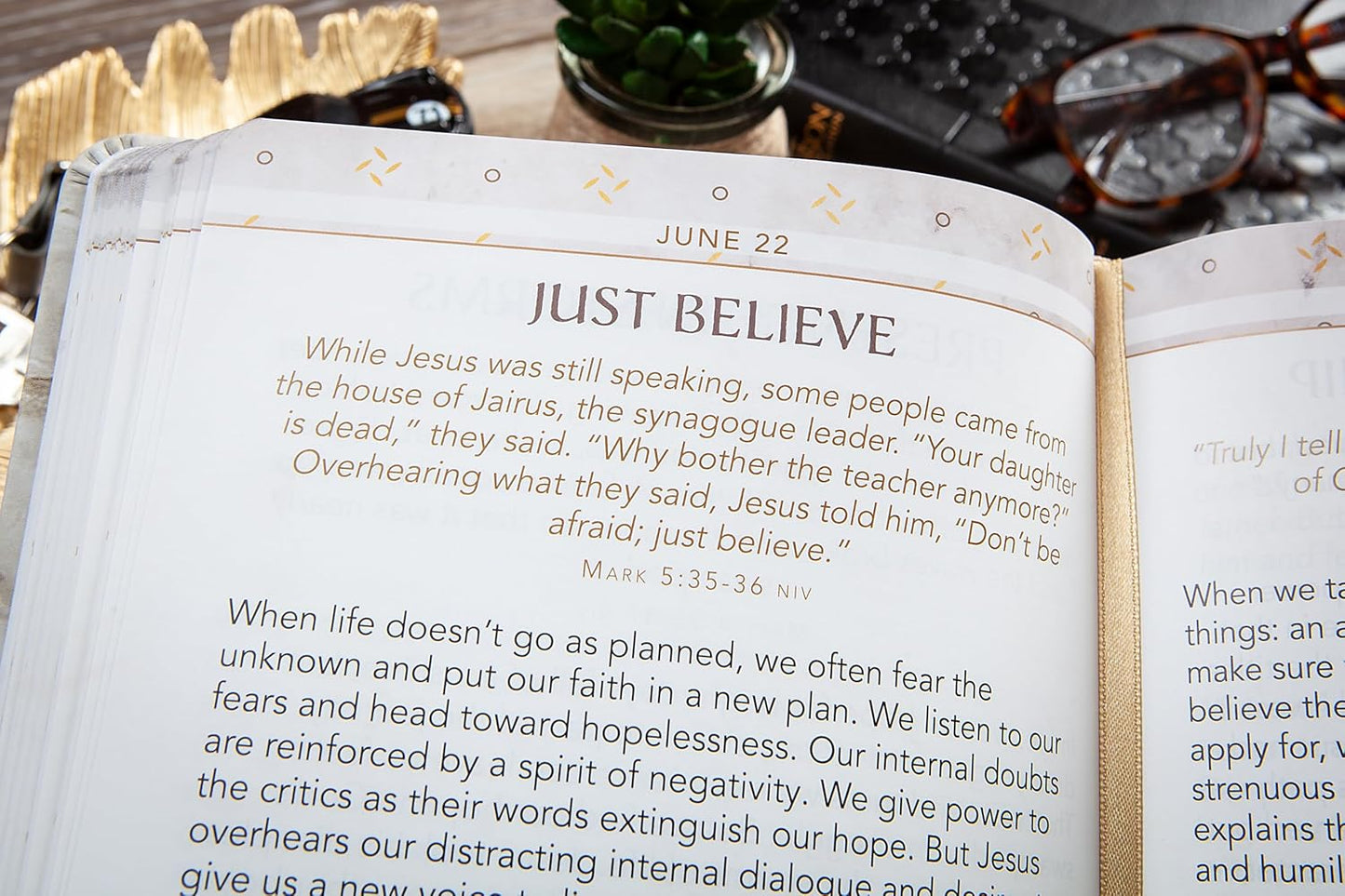 A LITTLE GOD TIME FOR MEN: 365 DAILY DEVOTIONS (LARGE PRINT EDITION)