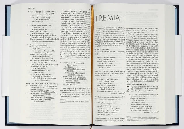 ESV-CE HOLY BIBLE DELUXE MIDNIGHT BLUE EDITION WITH APOCRYPHA