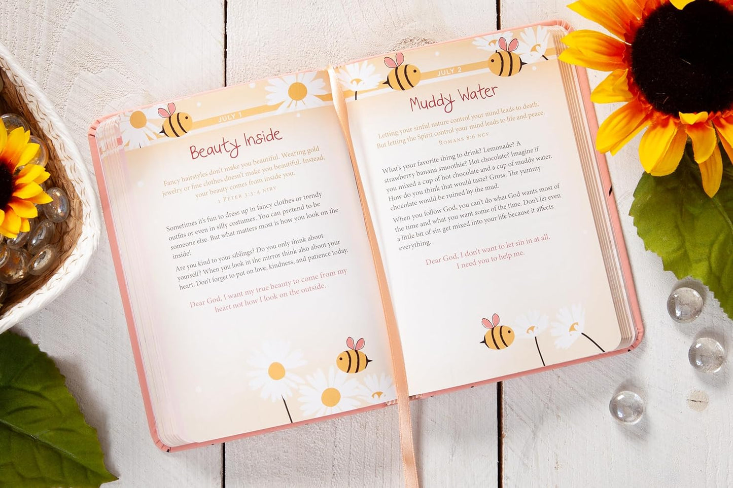 DAILY STRENGTH FOR GIRLS: 365 DAILY DEVOTIONAL