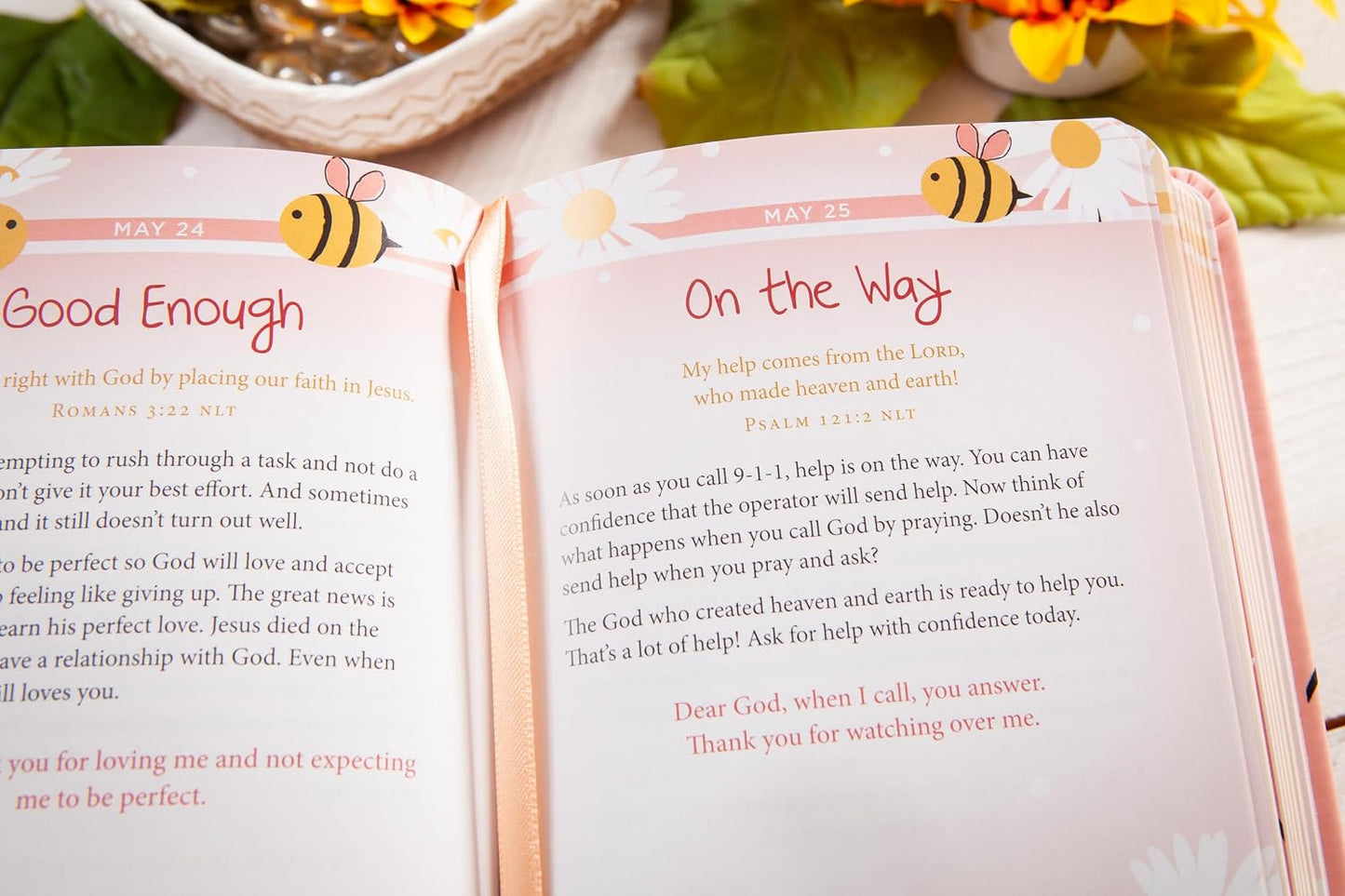 DAILY STRENGTH FOR GIRLS: 365 DAILY DEVOTIONAL
