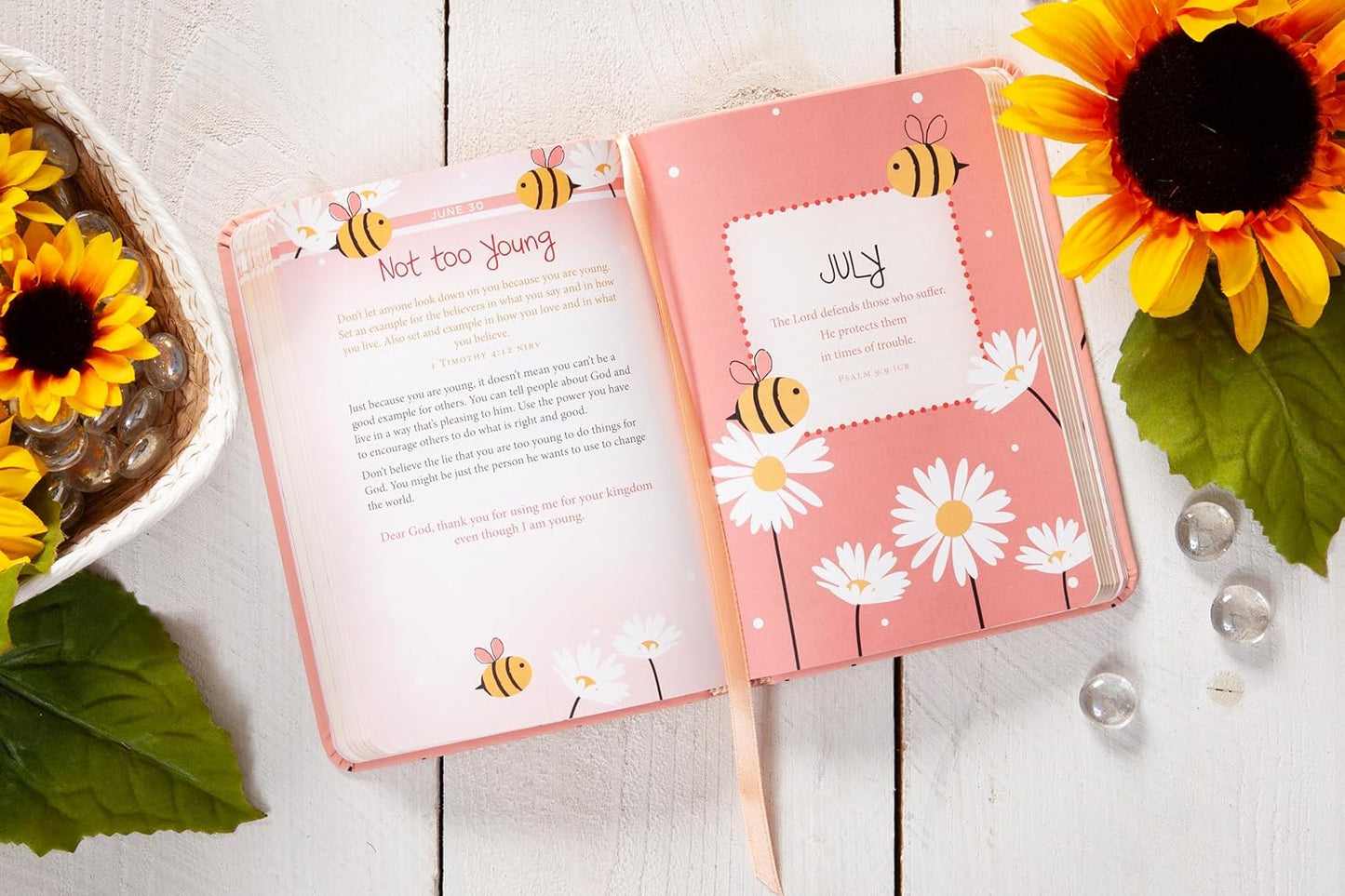 DAILY STRENGTH FOR GIRLS: 365 DAILY DEVOTIONAL